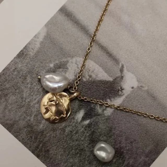 【MoonDy】珍珠項鍊 鎖骨鏈 小羊吊墜牌 飾品 吊墜項鍊 歐美風 巴洛克珍珠 短項鍊 女生項鍊 配飾 配件