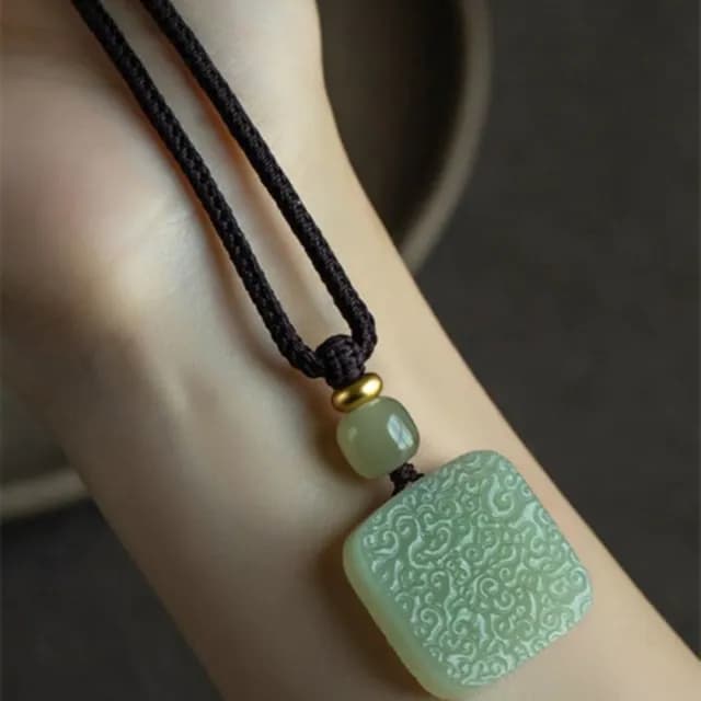 【Penny珮妮】和田玉青玉祥雲紋無事牌吊墜項鍊(母親節 生日禮 情人節 交換禮物 送女友 尾牙 新年 結婚)