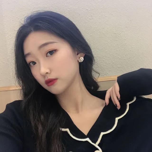 【MISS KOREA】韓國設計清新立體花朵珍珠寶石造型夾式耳環(無耳洞耳環 耳夾 夾式耳環 花朵耳環)