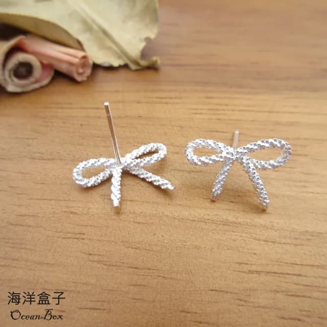 【海洋盒子】甜美亮眼雪花蝴蝶結緞帶S925純銀耳環(925純銀耳環.耳針式貼耳耳環)
