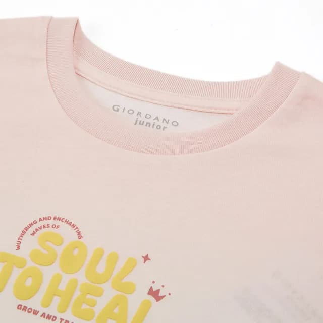 【GIORDANO 佐丹奴】童裝紮染SOUL TO HEAL印花TEE(92 桃皮粉紅X蠟黃)