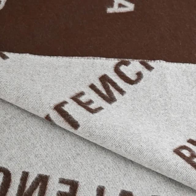 【Balenciaga 巴黎世家】經典滿版LOGO雙面純羊毛披肩長圍巾(深咖/白)
