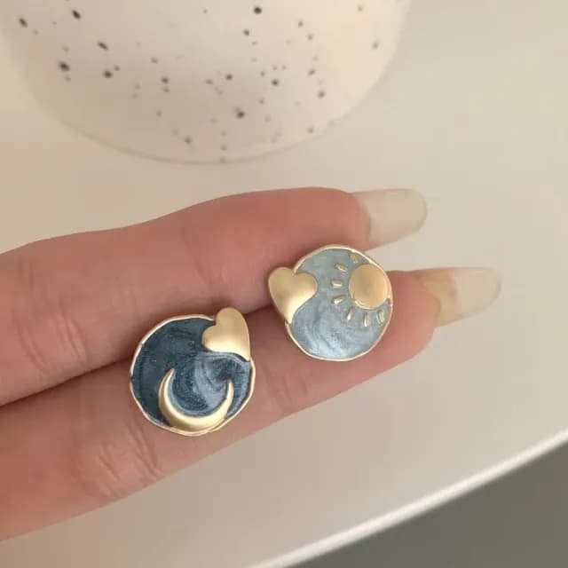 【文藝氣質】日月雙輝對影925銀耳針耳環(不對稱 雙色 耳環 耳釘 耳飾 圓形 愛心 幾何 簡約 百搭 約會 藍)