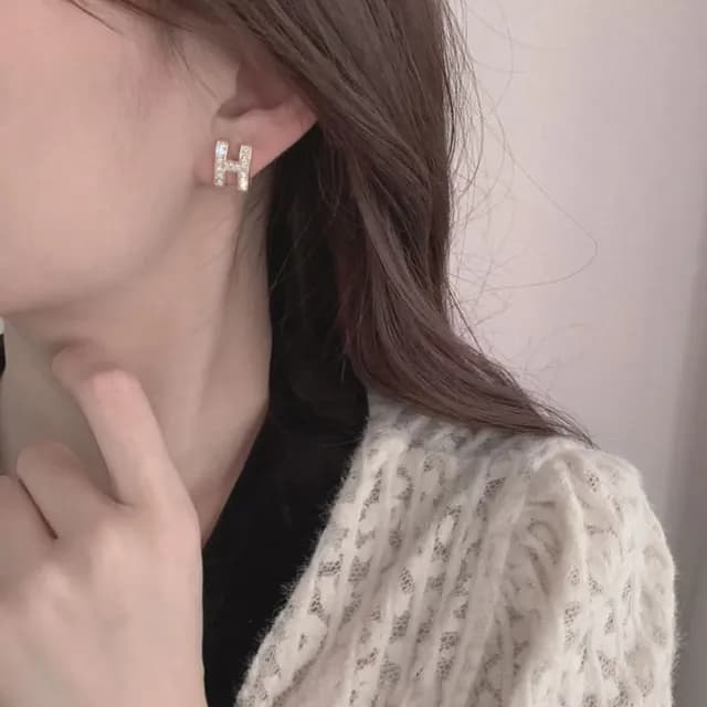 【極簡奢光】閃爍密語 金色H形耳飾(滿鑽 耳環 耳釘 耳飾 氣質 小眾設計 百搭 簡約)