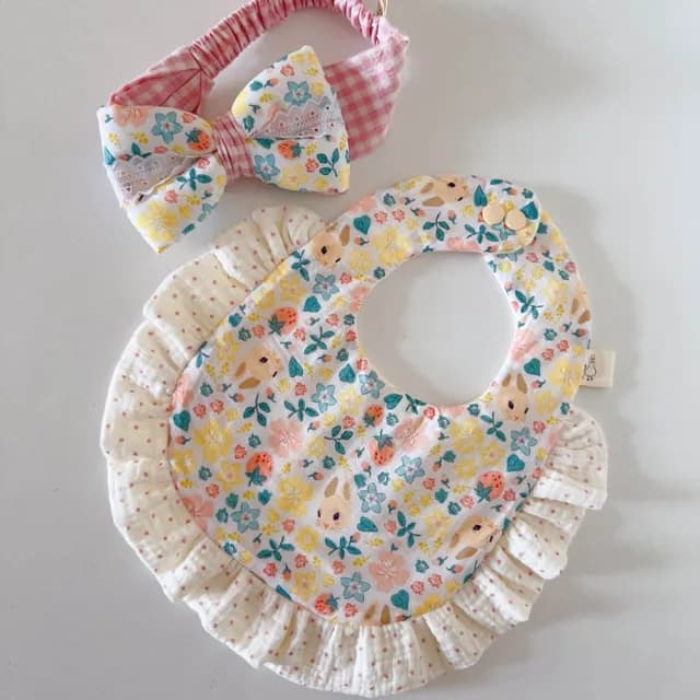 【Lianne baby】MIT手作職人女嬰莓好花兔 圍兜髮帶兩件組嬰兒禮物(滿月禮 收涎禮物 週歲禮 彌月禮盒)