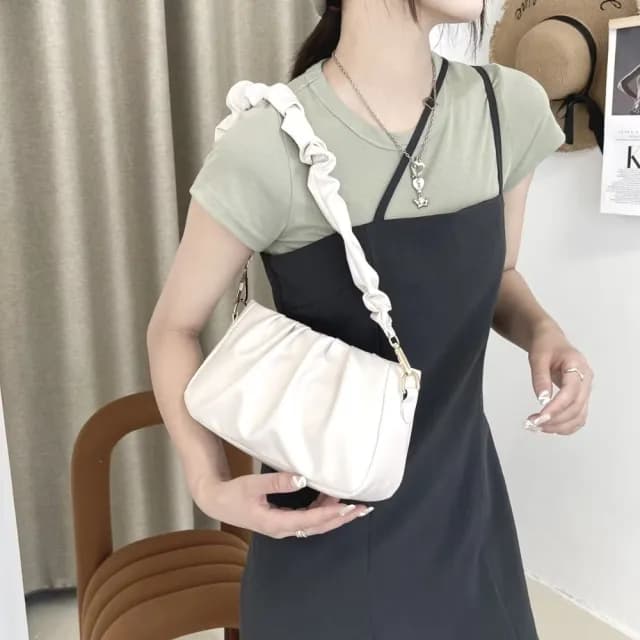 【百搭單品】韓版氣質白褶皺軟皮雲朵包(滑順拉鍊 腋下包 單肩包 側肩包 女 生日禮物)