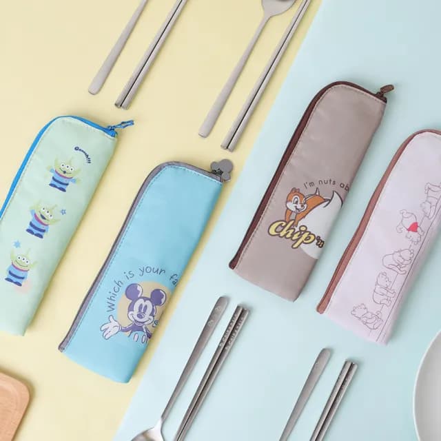 【Norns】不鏽鋼隨行餐具組(蠟筆小新 米奇 小熊維尼 三眼怪 奇奇蒂蒂 DINOTAENG｜含收納袋、湯匙、筷子)