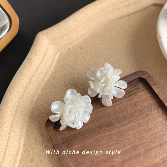 【韓系單品】復古甜美白色花球造型耳環(耳針 耳釘 耳飾 穿搭配件 飾品 復古 洋裝)