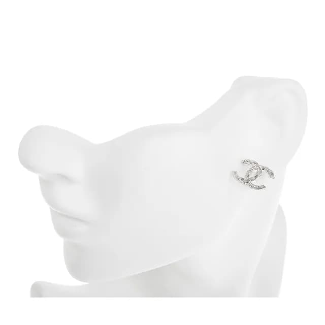 【CHANEL 香奈兒】新款雙C LOGO 樹紋造型穿式耳環(銀色)