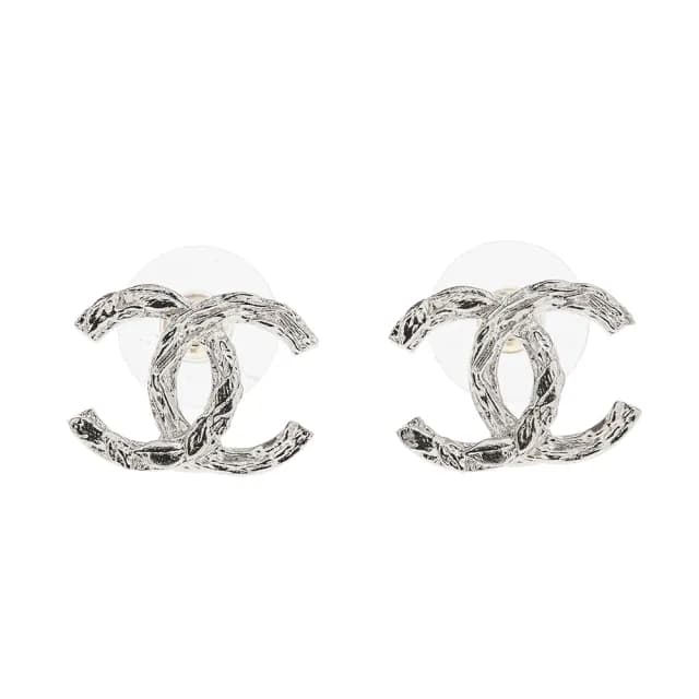 【CHANEL 香奈兒】新款雙C LOGO 樹紋造型穿式耳環(銀色)