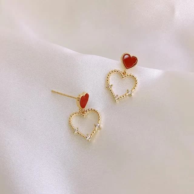 【心動頻率】紅愛心甜美愛戀耳飾(耳環 耳針 耳釘 紅心 垂墜 愛心鏤空 情人節 約會 穿搭)