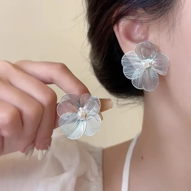 【Emi 艾迷】韓系迷惑夏夜珍珠花朵 925銀針耳環 無耳洞夾式耳環 耳夾(925銀耳針/蚊香盤耳夾)