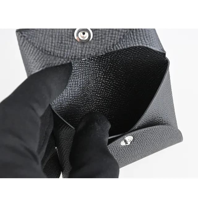 【Hermes 愛馬仕】HERMES Bastia 內裡烙印LOGO粒面小牛皮壓釦方形零錢包(黑)