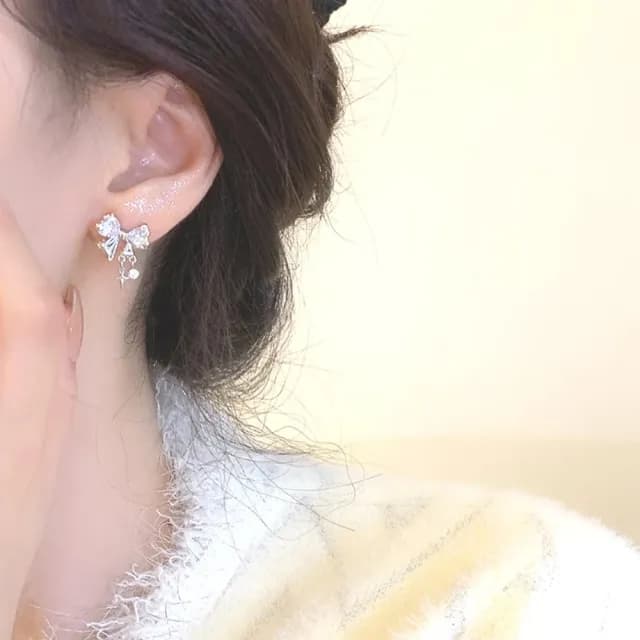 【星光鑲鑽】璀璨高級925純銀設計蝴蝶結耳環(耳針 耳釘 耳飾 飾品 禮服 禮物 女 銀色)