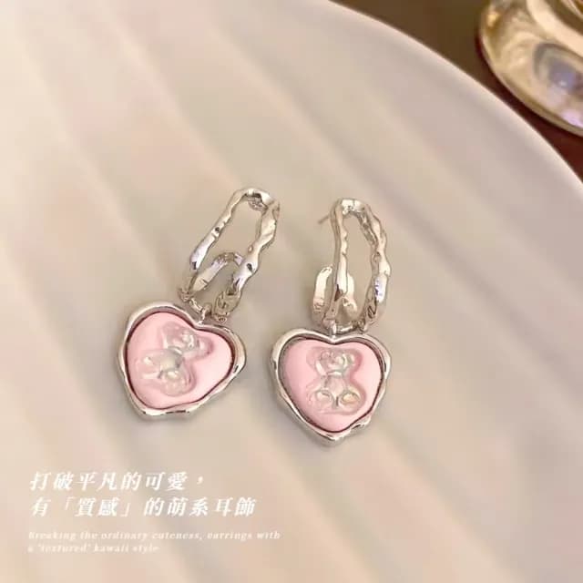 【日韓甜酷】皺褶小熊垂墜耳環1對(愛心 珠光 飾品 耳飾 耳釘 耳針 耳扣 首飾)