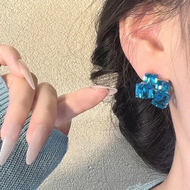 【輕奢穿搭】冰萃藍立體方糖水晶耳環(不規則 耳針 耳釘 耳飾 飾品)