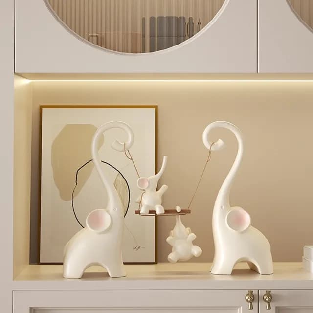 【超微米】壹家四口秋千大象桌面擺件 奶油風客廳玄關電視酒櫃擺件 新家喬遷禮物裝飾品(擺件 其樂融融象)