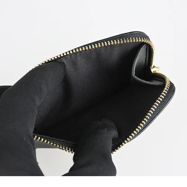 【TORY BURCH】TORY BURCH Ella Bio 皮革T字LOGO霧面牛皮4卡腕帶式拉鍊卡片零錢包(黑)