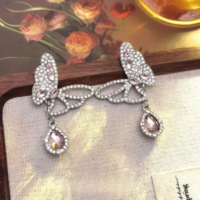 【日韓流行】閃鑽粉紅蝴蝶耳環1對(鏤空 氣質 時尚 造型 優雅 耳飾)