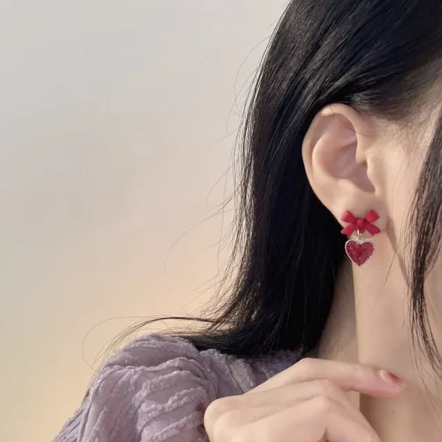 【日系時尚】紅色蝴蝶結亮彩愛心耳環1對(少女 可愛 耳墜 耳飾 耳針 耳釘 首飾 禮物)