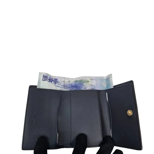 【COACH】經典馬車LOGO三折釦式短夾多色可選(拉鍊零錢包/三折短夾/贈原廠紙袋紙盒)