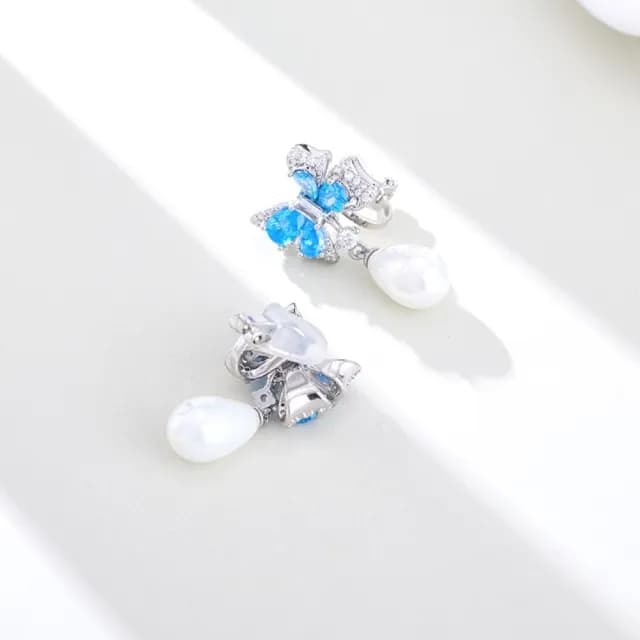 【藍海蝴蝶】蝴蝶結彩鑽珍珠水滴耳夾1對(無耳洞 耳環 配飾 耳飾 輕奢 垂墜 女生)