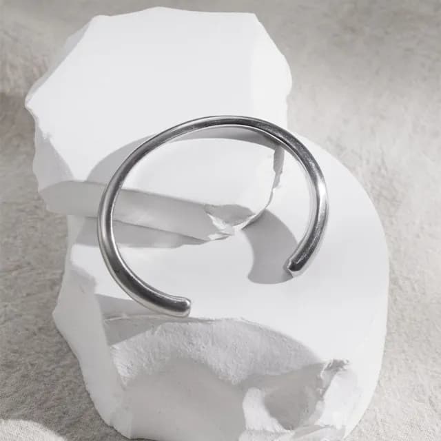 【vacanza】Plain-me聯名｜剛柔並濟．流線圓弧．醫療鋼手環