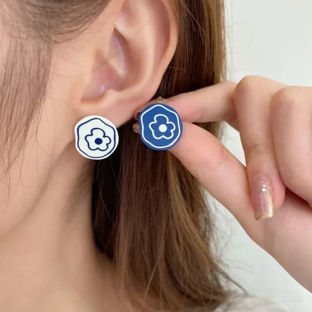 【學院風格】不對稱花朵銀針耳環1對(設計感 耳墜 耳飾 耳針 耳釘 首飾 垂墜耳環 情人節 送禮物)