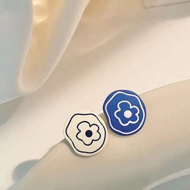 【學院風格】不對稱花朵銀針耳環1對(設計感 耳墜 耳飾 耳針 耳釘 首飾 垂墜耳環 情人節 送禮物)