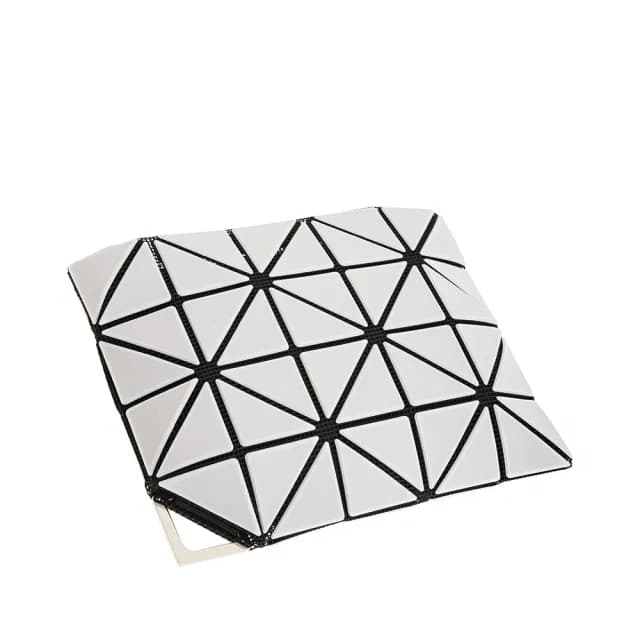 【ISSEY MIYAKE 三宅一生】BAOBAO  新款霧面三角格拉鍊零錢包附鍊帶(LIGHT GRAY)