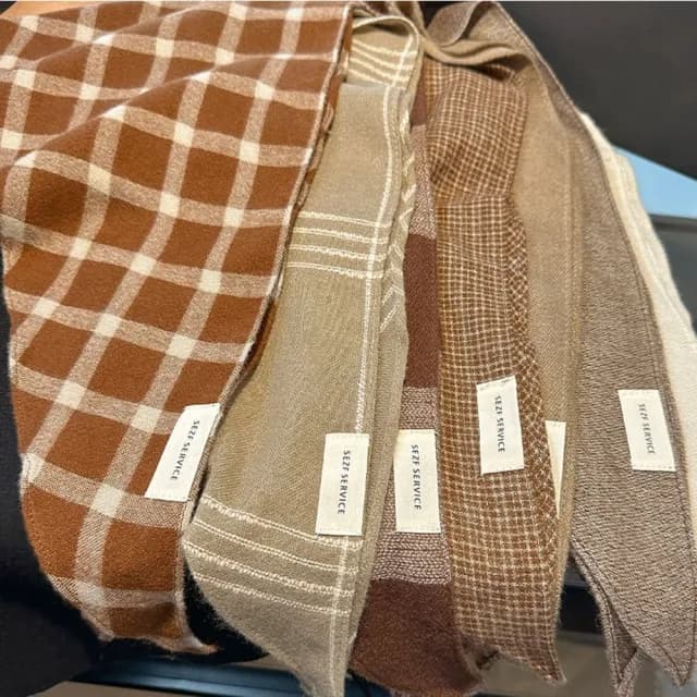 【HaNA 梨花】韓國空運 咖啡廳街拍小文青三角格紋圍巾(圍巾 小文青 休閒百搭)