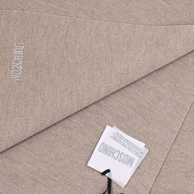 【MOSCHINO】簡約電繡小熊LOGO純羊毛保暖披肩長圍巾(淺褐)