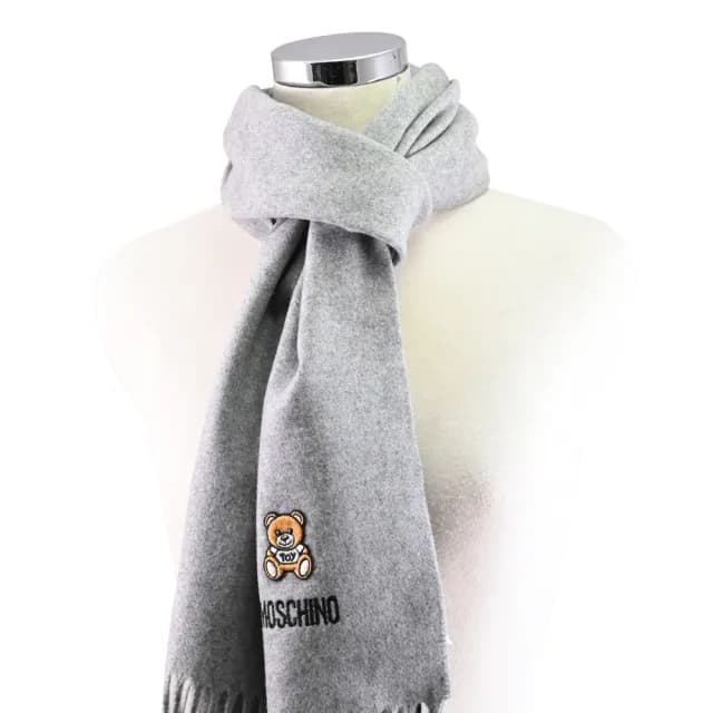 【MOSCHINO】簡約電繡小熊LOGO純羊毛流蘇保暖披肩長圍巾(灰)