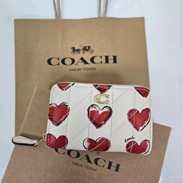 【COACH】ESSENTIAL限量專櫃愛心印花卡夾包零錢包禮盒組(贈原廠防塵袋紙袋送禮)