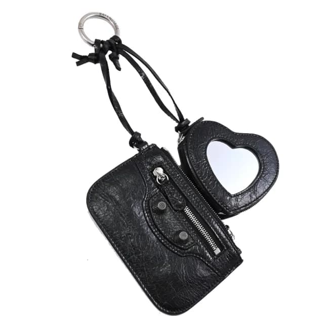 【Balenciaga 巴黎世家】品牌鉚釘釦愛心吊飾信用卡證件名片零錢包(黑)