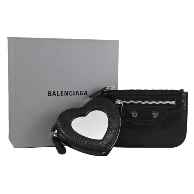 【Balenciaga 巴黎世家】品牌鉚釘釦愛心吊飾信用卡證件名片零錢包(黑)