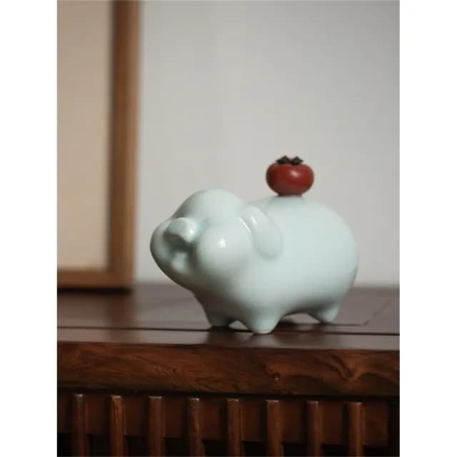 【新川】諸事大吉陶瓷豬 柿子馱背造型 喬遷新居禮品(辦公室吉祥物 陶瓷豬擺飾 職場好運點綴)