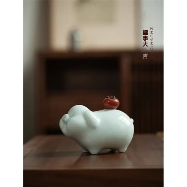 【新川】諸事大吉陶瓷豬 柿子馱背造型 喬遷新居禮品(辦公室吉祥物 陶瓷豬擺飾 職場好運點綴)