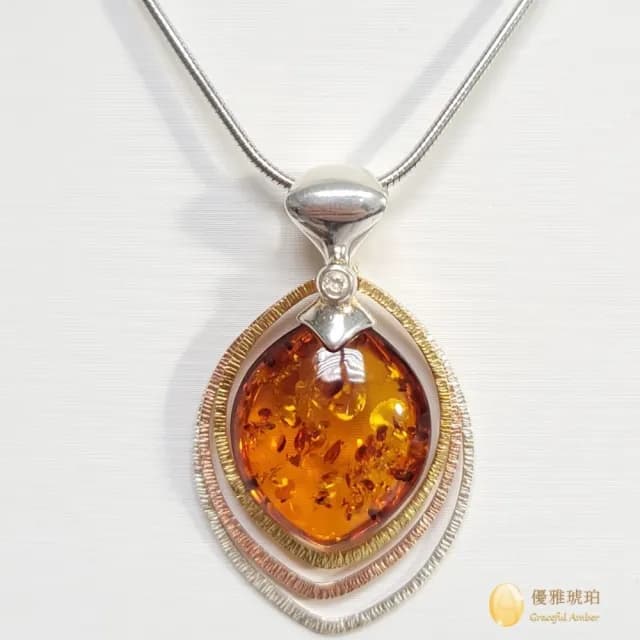 【優雅琥珀】母親節禮物  干邑色琥珀 搭配三色金 銀質項鍊(華麗典雅的設計 925純銀鍍三色金)