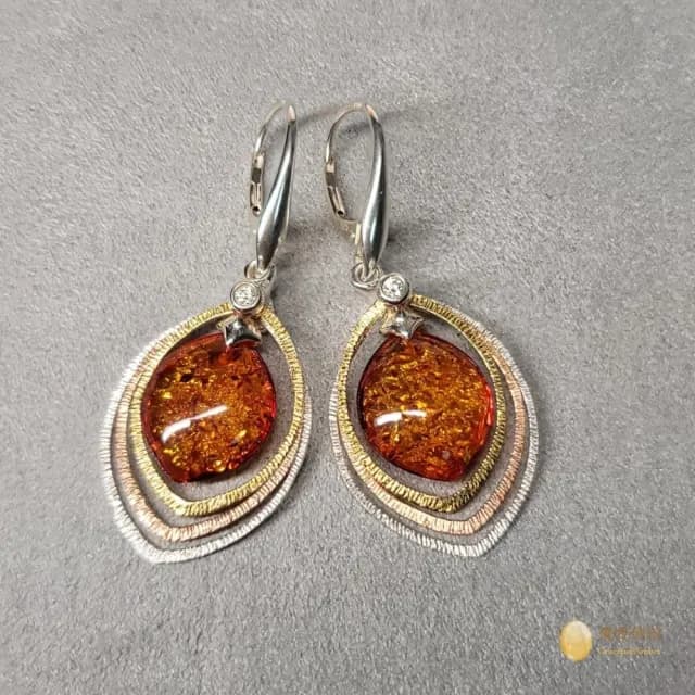 【優雅琥珀】母親節禮物  干邑色琥珀 三色金 銀質耳環(優美珀花 搭配三色金邊框 更形亮麗)