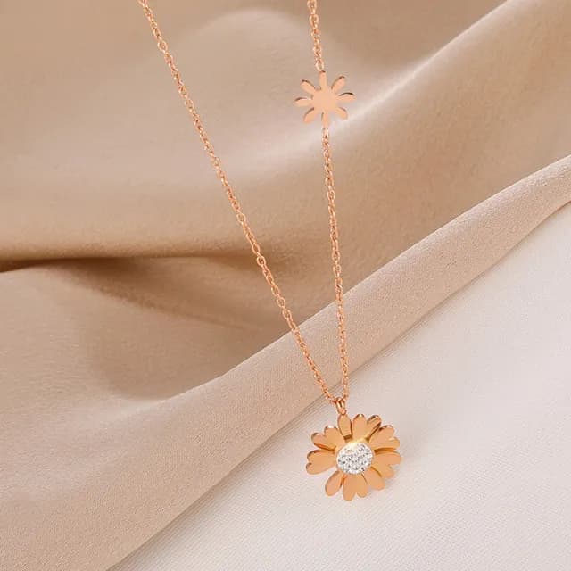 【VIA】閃耀美鑽氣質小雛菊造型鈦鋼項鍊(鈦鋼項鍊 美鑽項鍊 雛菊項鍊)