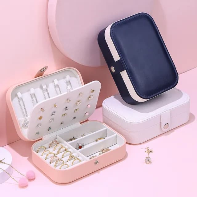 【Kyhome】PU皮革雙層首飾收納盒 可攜帶珠寶盒 交換禮物(戒指 項鍊 耳釘 耳環 首飾)