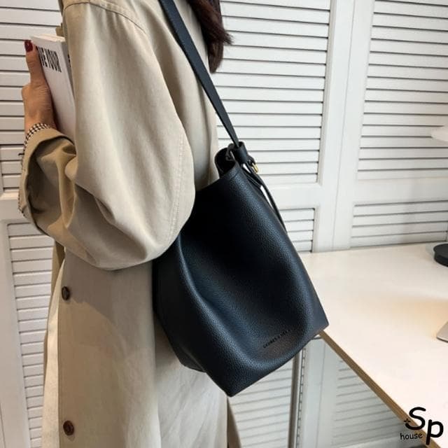 【Sp house】母親節禮物 簡約純色女士通勤大容量側肩包水桶包(3色可選)