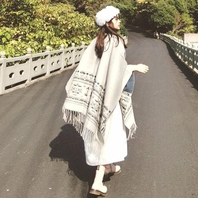 【Emi 艾迷】民族風披風斗篷流蘇圍巾 雙面仿羊絨保暖大斗篷