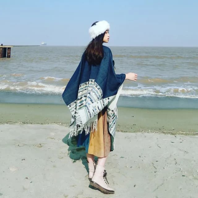 【Emi 艾迷】民族風披風斗篷流蘇圍巾 雙面仿羊絨保暖大斗篷(聖誕禮物 交換禮物 生日禮物)