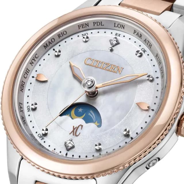 【CITIZEN 星辰】XC  Hebe田馥甄廣告款 鈦 日月顯示 光動能電波對時 女錶 手錶 禮物 推薦(EE1007-67W/29mm)