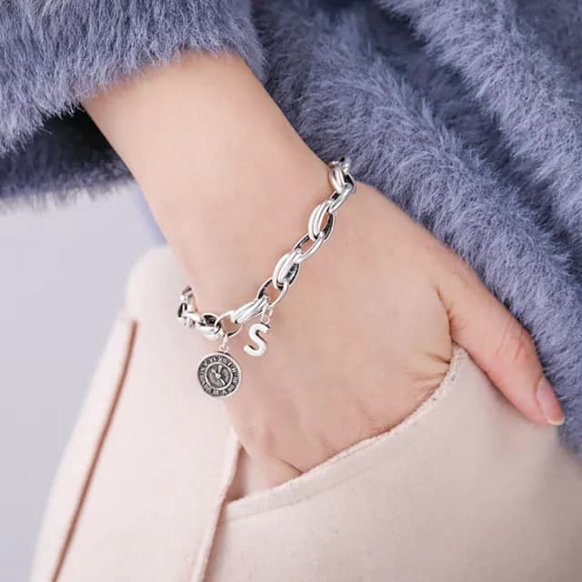 【Umi】日式時尚百搭鎖鏈英文字母時鐘創意設計造型銀手鍊手環手鐲(S字母A字母 附延長鍊長短可調)