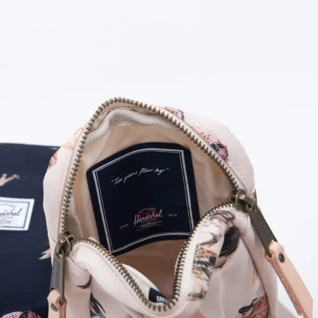 【Herschel】父親節禮物 Cruz Birds 鳥類圖騰 十週年紀念款 帆布 小型 側包 胸包 斜包 小包 腰包 隨身包(交