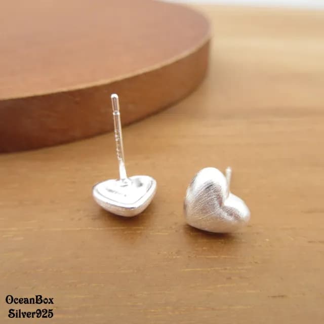 【海洋盒子】可愛時尚拉絲愛心S999足銀純銀耳環.新年禮物 送禮 生日禮物.(貼耳耳環)