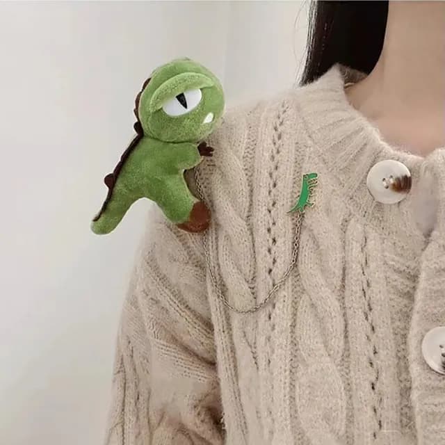 【小恐龍來也】小恐龍造型可愛胸針(別針 胸章 小恐龍吊飾 配飾 娃娃包包吊飾 飾品 交換禮物 遊樂園)